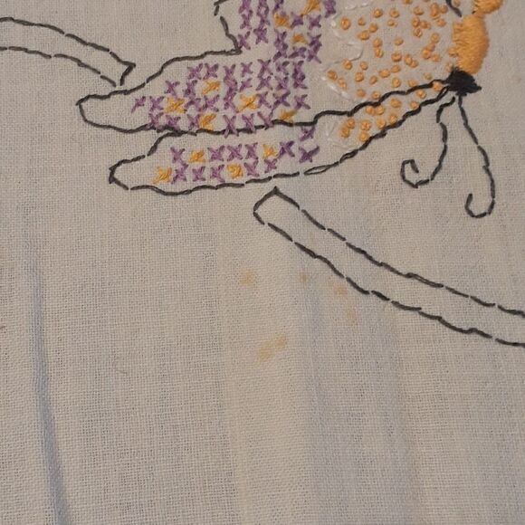 Vintage cross stitched embroidery butterflies flowers table runner w/tatted edge - Picture 6 of 8